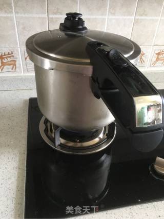 莲子百合银耳汤的做法步骤：3