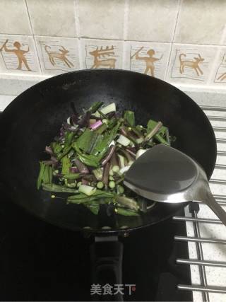 清炒红菜芯的做法步骤：2