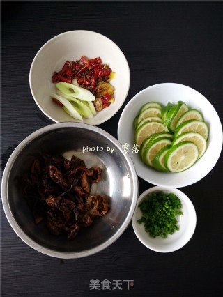 柠檬香辣鸡火锅的做法步骤：2
