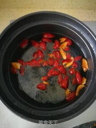 桃胶木耳汤的做法步骤：3