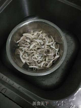 爆炒平菇的做法步骤：1