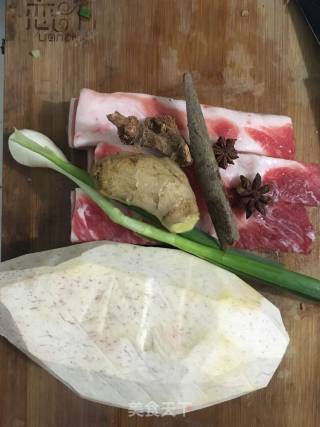 香芋红烧肉的做法步骤：1