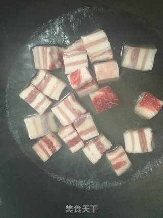 香芋红烧肉的做法步骤：3