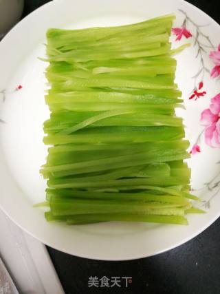 凉拌窝笋的做法步骤：1