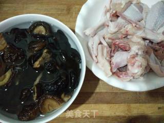 香菇木耳红烧鸡的做法步骤：1