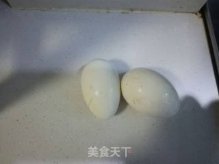 糖醋果仁鹅蛋的做法步骤：1