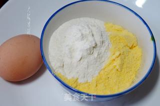 快手早餐，葱香玉米面饼的做法步骤：1