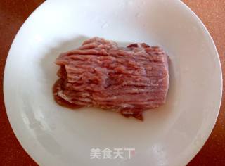 糖醋里脊的做法步骤：1