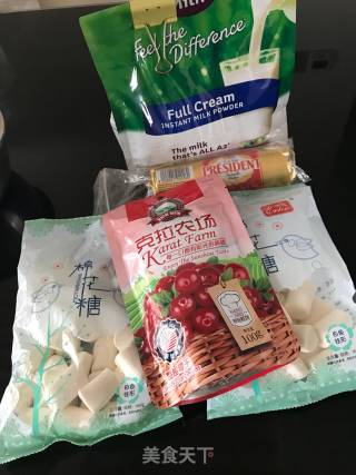 蔓越莓牛轧糖的做法步骤：1