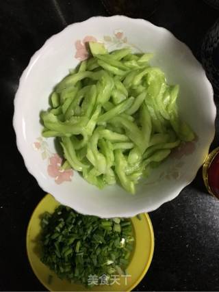葱炒黄瓜的做法步骤：1