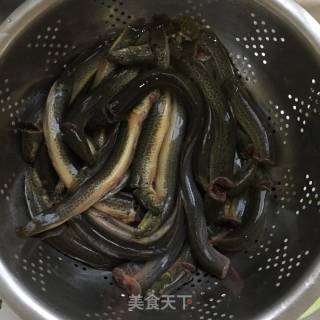 泥鳅烧腌菜的做法步骤：1