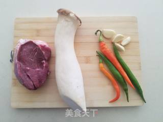 杏鲍菇炒牛肉粒的做法步骤：1