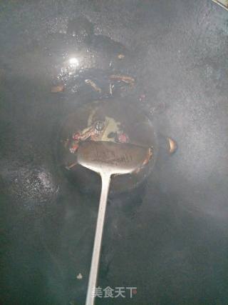 虫草菇三七叶炖猪蹄的做法步骤：3