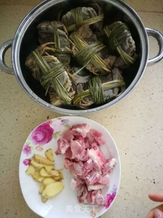 排骨大闸蟹的做法步骤：1