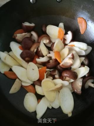 炒双菇的做法步骤：3
