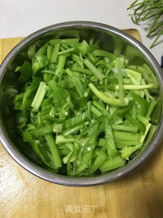 芹菜肉丝的做法步骤：1