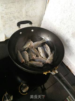 小鲤鱼贴饼的做法步骤：2