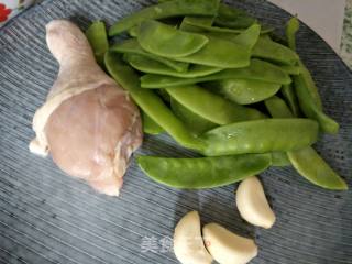 鸡腿肉炒荷兰豆的做法步骤：1