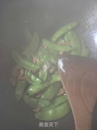 鸡腿肉炒荷兰豆的做法步骤：7