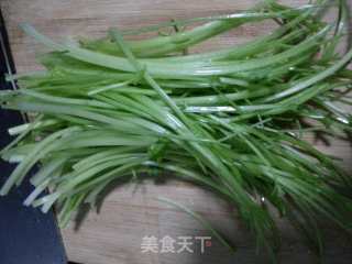 芹菜猪肉柳叶饺的做法步骤：1