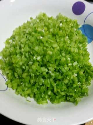 芹菜猪肉柳叶饺的做法步骤：2