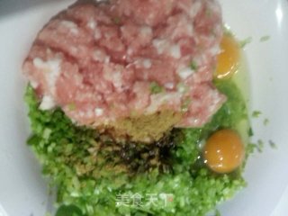 芹菜猪肉柳叶饺的做法步骤：5