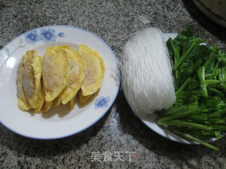 菠菜蛋饺粉丝汤的做法步骤：1