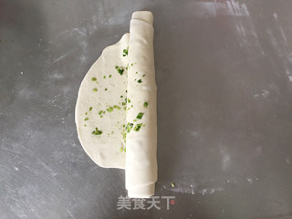 【葱油饼】变个花样做葱油饼的做法步骤：6