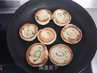 【葱油饼】变个花样做葱油饼的做法步骤：12