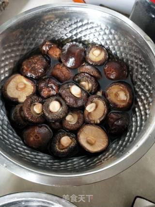 小鸡炖蘑菇的做法步骤：1