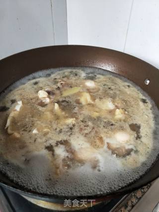 小鸡炖蘑菇的做法步骤：2