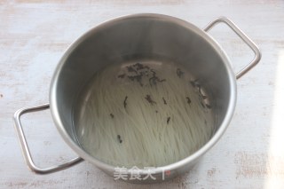 午餐肉版螺蛳粉的做法步骤：2