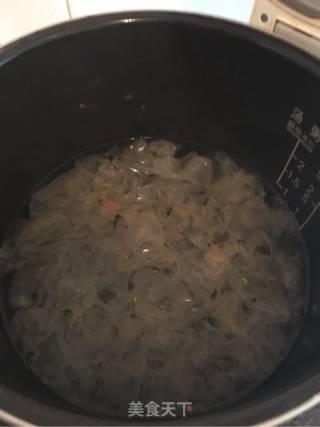 紫薯百合银耳羹的做法步骤：1