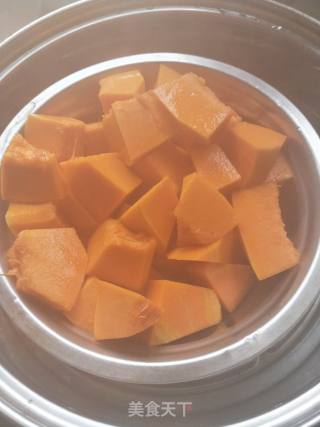 南瓜豆沙饼的做法步骤：1