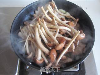 茶树菇豆腐泡五花肉的做法步骤：5