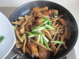茶树菇豆腐泡五花肉的做法步骤：11