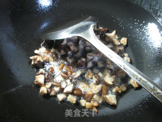 香菇炒手捏菜的做法步骤：6