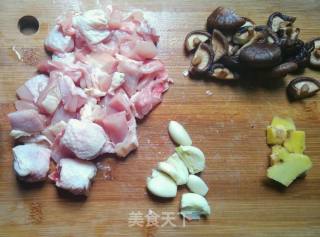 香菇炒鸡块的做法步骤：1