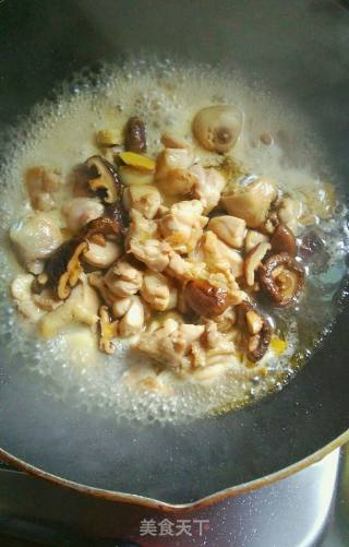 香菇炒鸡块的做法步骤：6