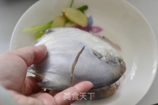 清蒸小鲳鱼的做法步骤：3