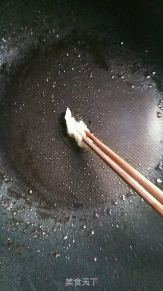 红油酸黄瓜汤的做法步骤：2