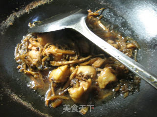 笋干菜烧鸡翅的做法步骤：11