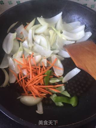 洋葱炒牛肉片的做法步骤：3