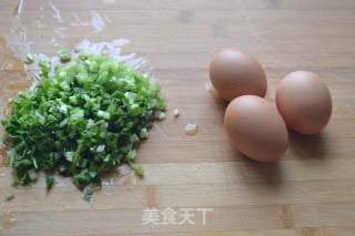 麦芹炒鸡蛋的做法步骤：2