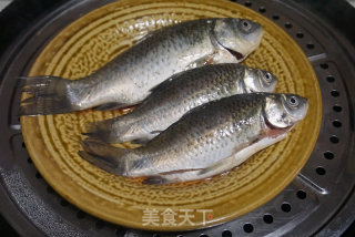 热拌鲫鱼的做法步骤：2