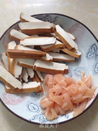 韭菜鸡丝炒香干的做法步骤：1