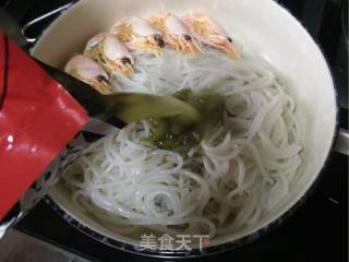 海鲜酸菜牛肉米粉的做法步骤：8