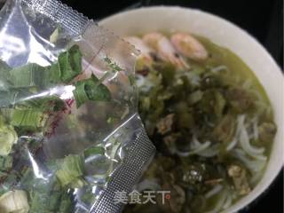 海鲜酸菜牛肉米粉的做法步骤：9