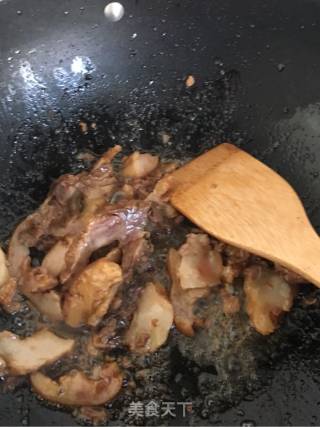 卤肉炒青椒的做法步骤：3