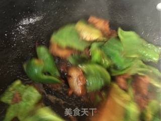卤肉炒青椒的做法步骤：5